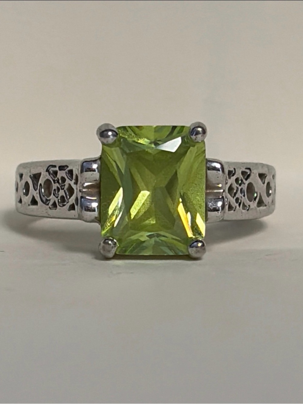 Lia Sophia Size 8 Green Emerald Cut Statement Ring Silver Tone